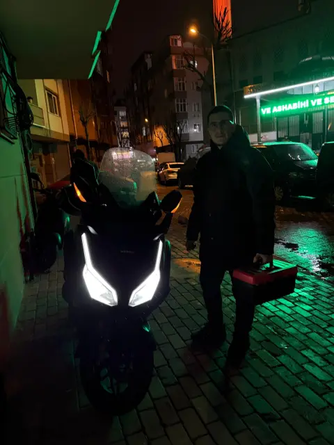 Usta gece servisinde, motoru ve alet çantasıyla